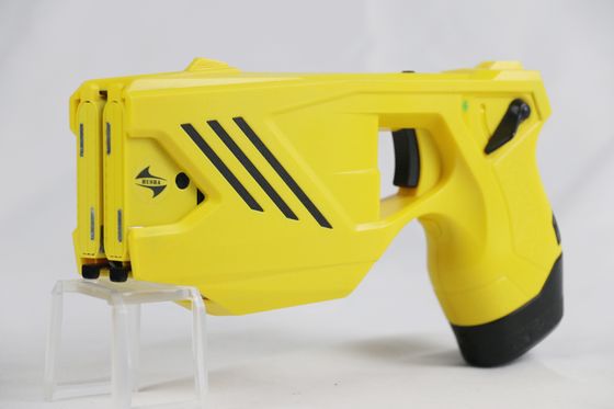 comprar Cartuchos dobles IP57 Arma de aturdimiento impermeable con voltaje de salida de 55±5KV para la aplicación de la ley táctica Fabricación en línea