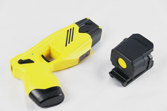 comprar Pistola de aturdimiento profesional de doble disparo duradera con IP57 impermeable, 55KV de voltaje de salida y batería recargable de 1400mAh para uso policial Fabricación en línea