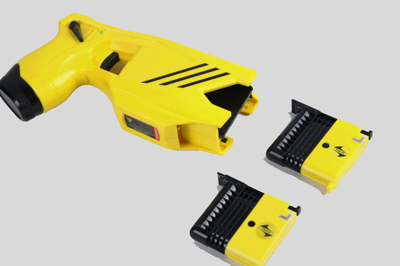 Pistola paralizante resistente al agua IP57 de cartuchos duales HUSHA con voltaje de salida de 55±5KV para equipos antidisturbios